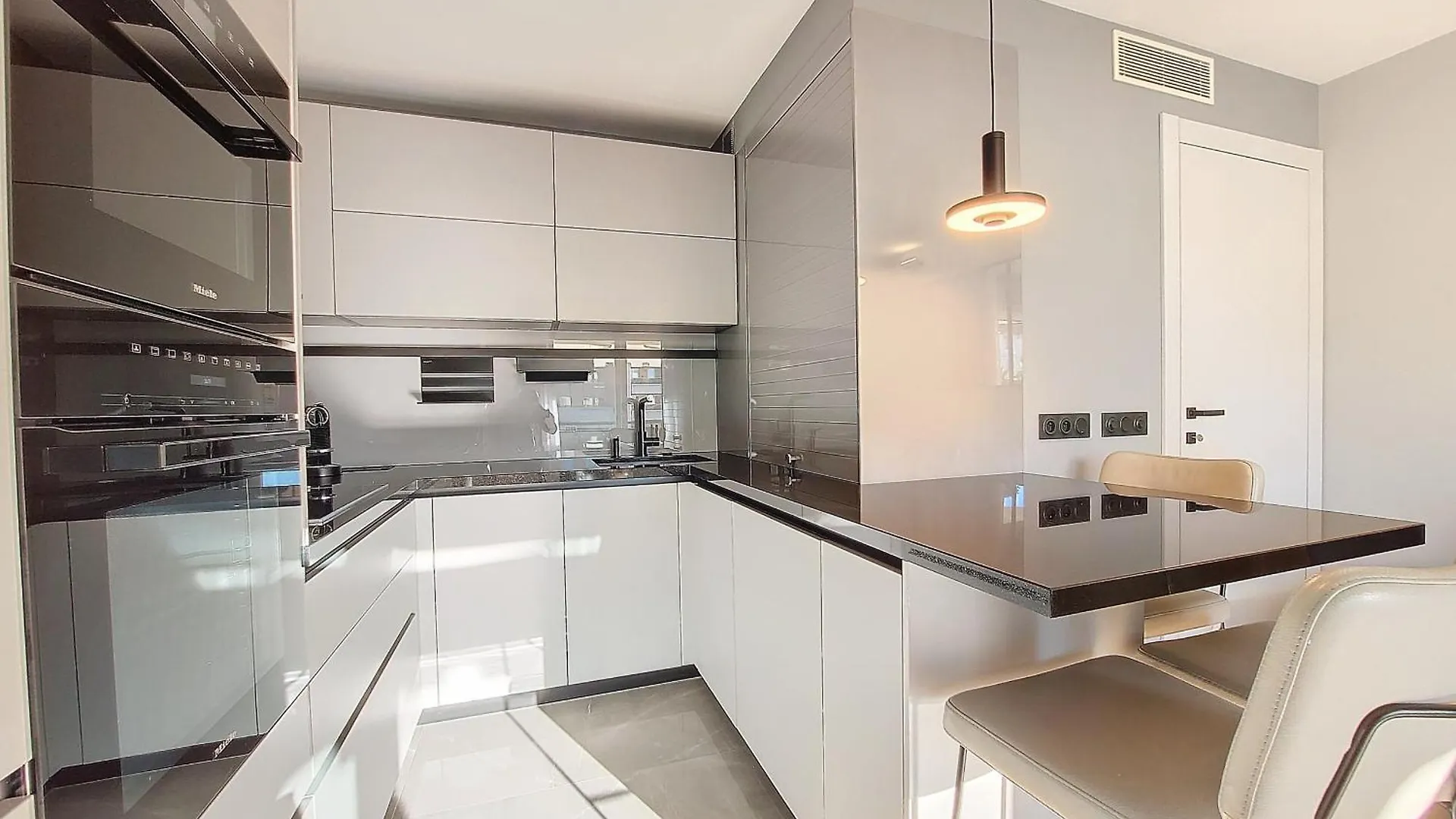 Nestor&Jeeves -Perle Doree - Terrace - Design Nice 0*,  France